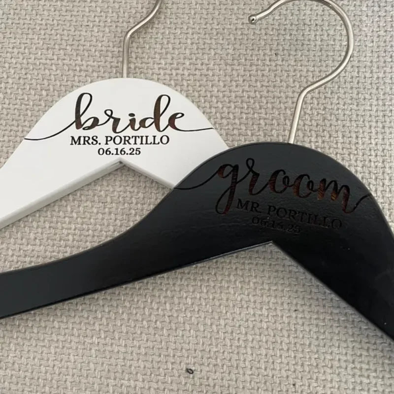 Lot de 2 Cintres Personnalisés Mariage – Bride & Groom – Accessoire Élégant pour Robe et Costume