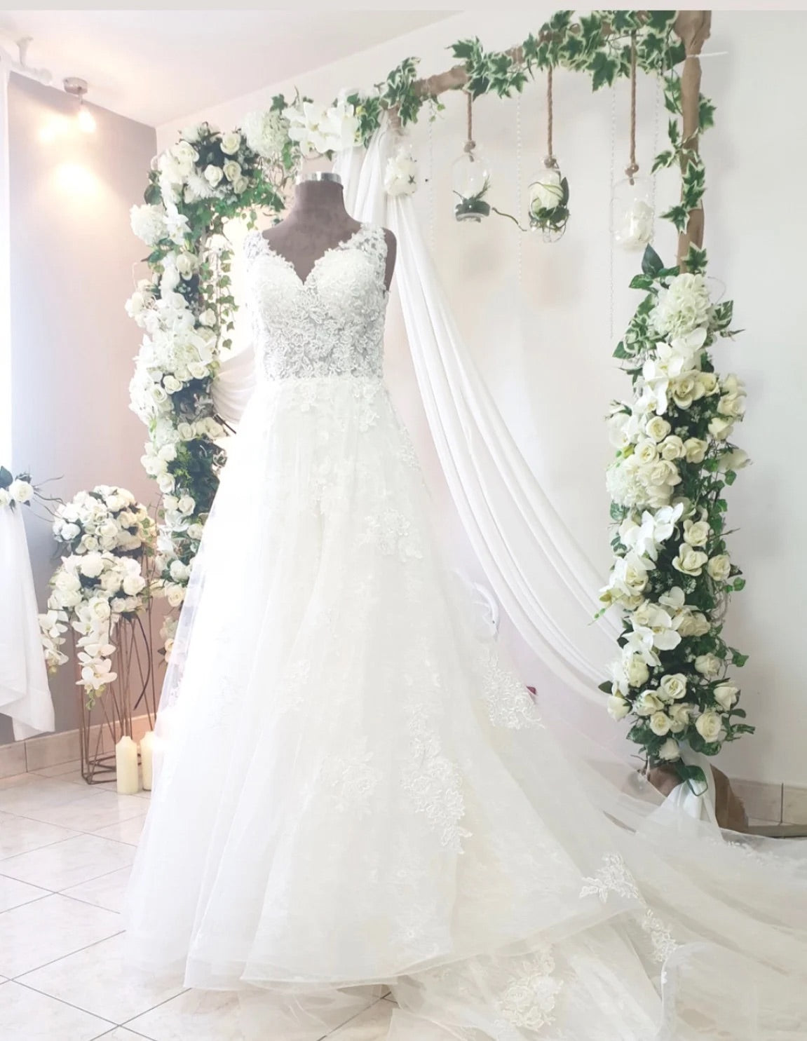 Voilage Blanc Élégant pour Arche de Mariage – Tissu 6M Décoration Cérémonie Chic & Raffinée /75cm X 6M Tull