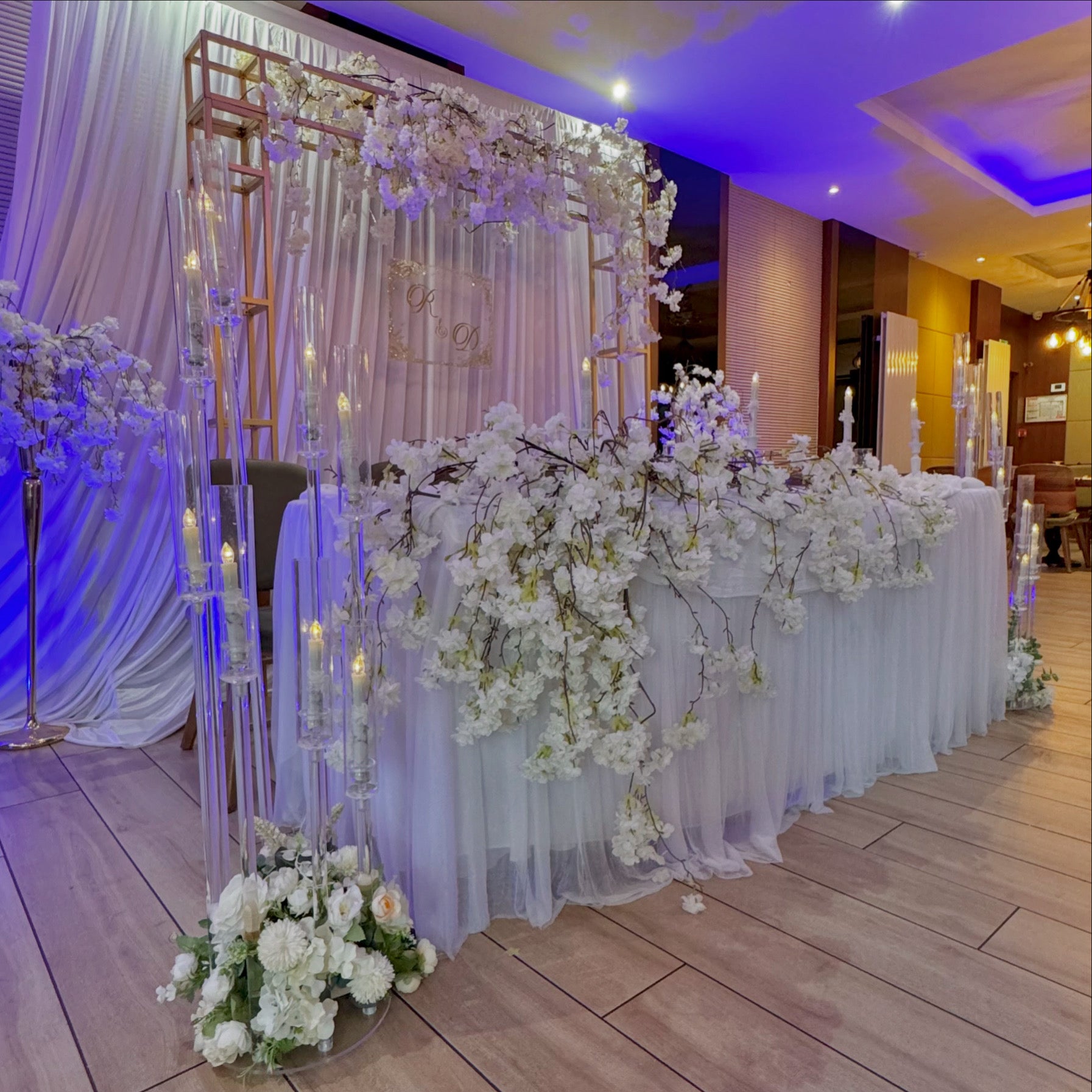Rideaux de fond banc Arche de fleurs décoration mariage évènements